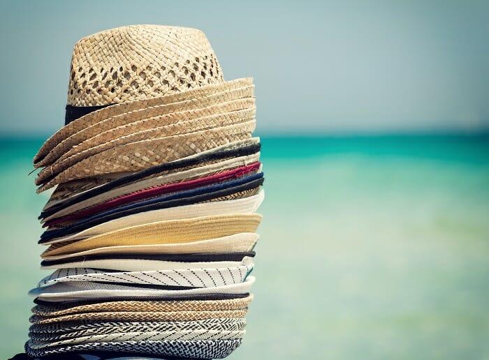 Pila de sombreros de paja para la playa