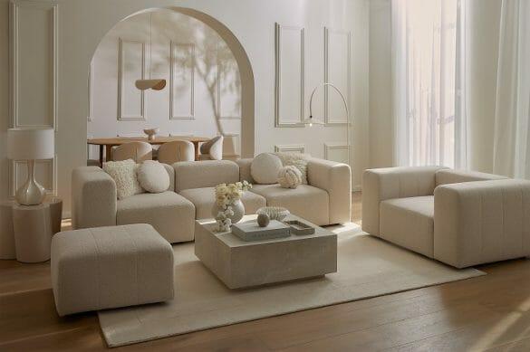 Interior de un salón con sofás en blanco combinado con la madera para decoración