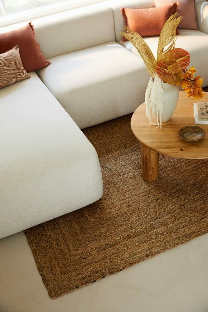 Sofá blanco con alfombra de yute