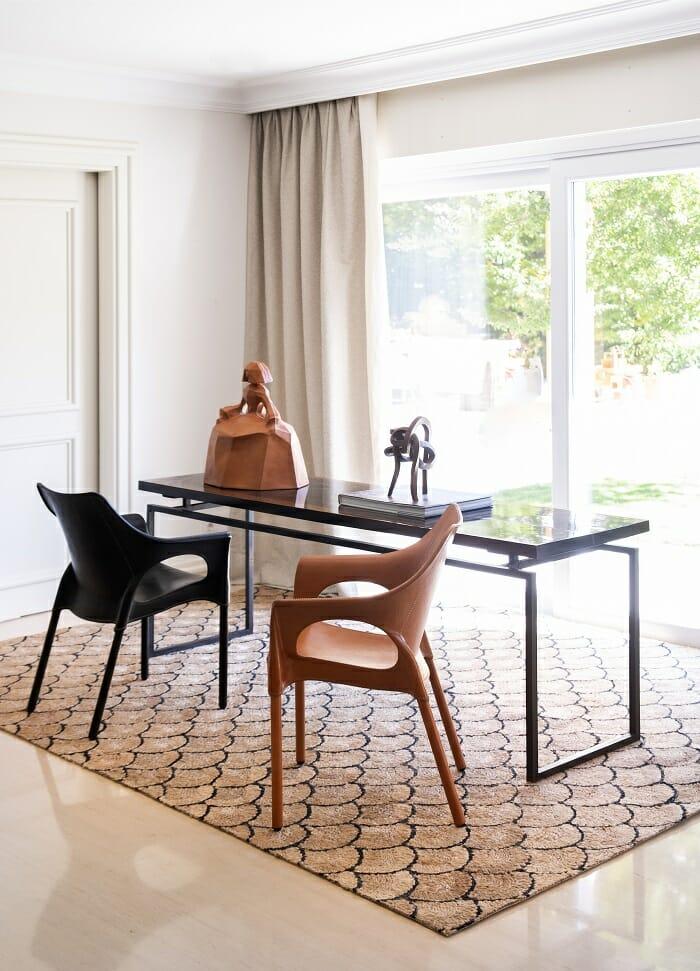 Zona de despacho con dos sillas de cuero en color negro y marrón
