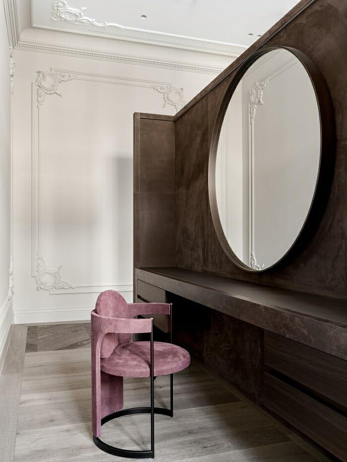 Zona de espejo con silla rosa clásico y moderna