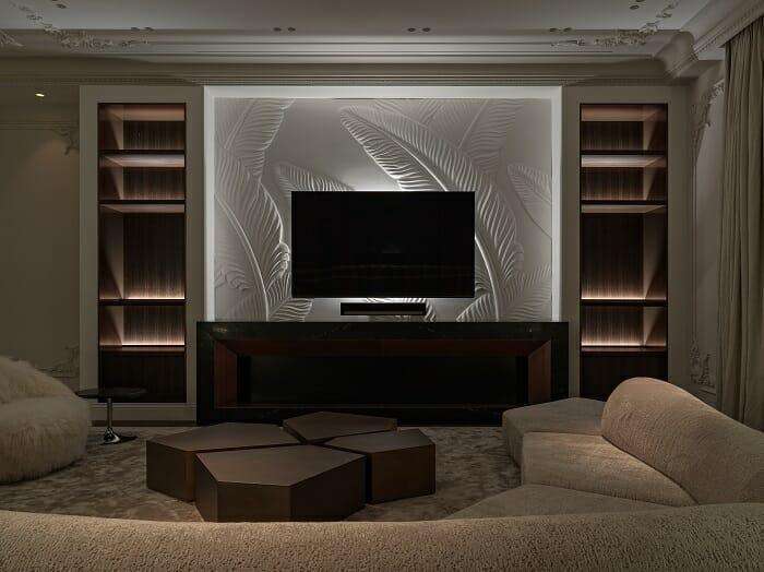Salón con mueble tv con televisión y detrás una iluminación única