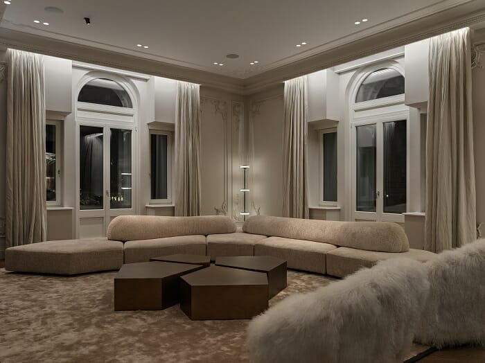 Salón con sofá y rincón iluminado y ventanas