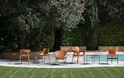 Diferentes tipos de sillas hechas de cuero en el exterior en la piscina