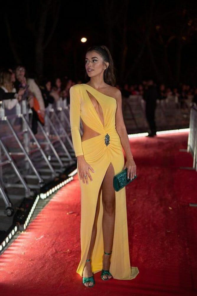 Mujer en la calle con un vestido tendencia 2023 de color amarillo energético de la marca Koahari