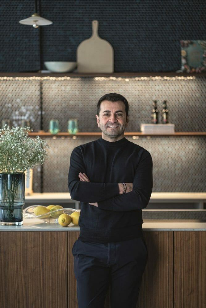Foto del chef Ali Güngörmüş frente a su cocina next125