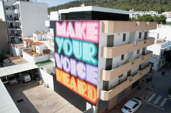 Mural en un edificio de Ibiza de Bloop Festival