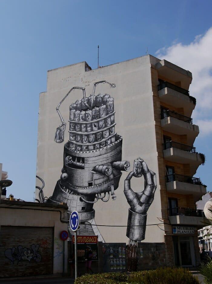 Fachada de edificio con un mural de Bloop Festival de Ibiza