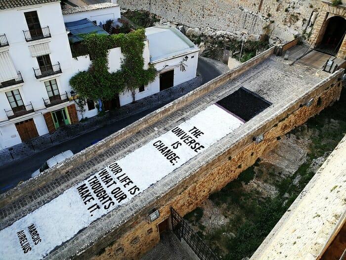 Mural en Ibiza del Bloop Festival en un puente