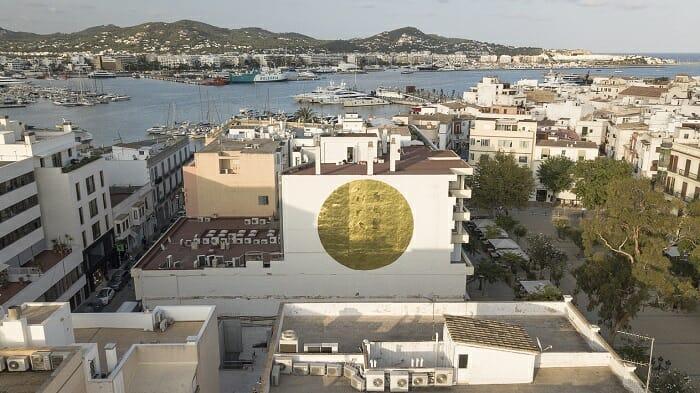 Mural en la fachada de un edificio de Ibiza