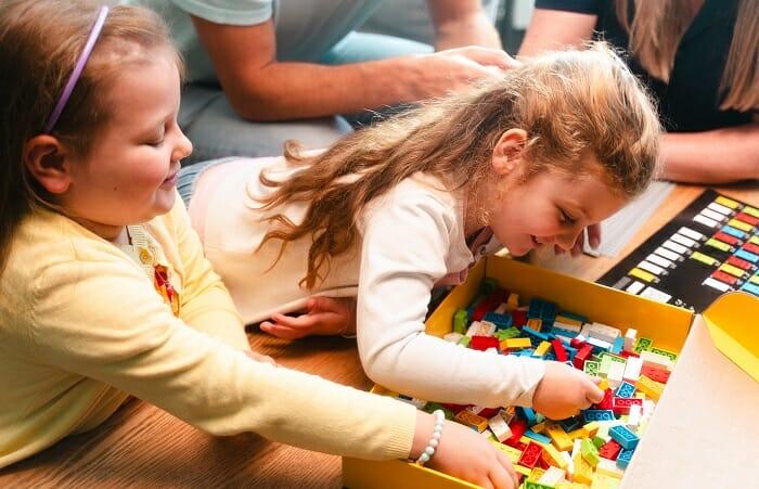 Dos niñas jugando al LEGO Braille juego para niños ciegos