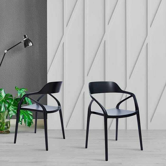 Dos sillas negras de diseño en un salón