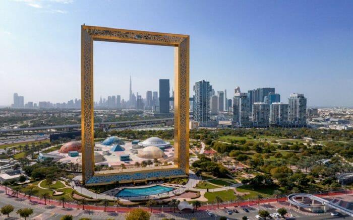 Escultura en Dubai de grandes dimensiones en forma de cuadro