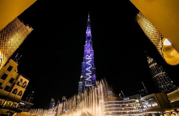 Vista de noche de Mall, un edificio de lujo de Dubai