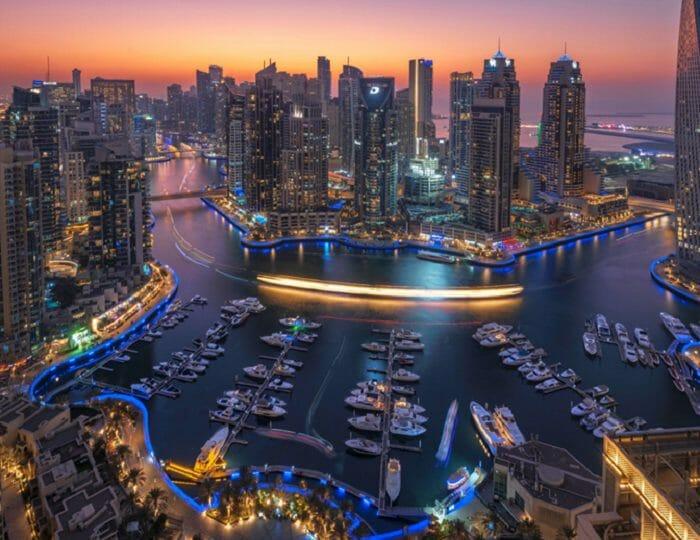 Vista de noche de la zona marina de Dubai