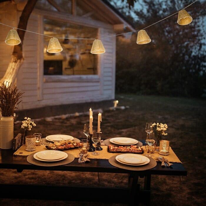 Una mesa puesta para cenar en el exterior de una casa