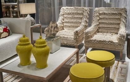 Zona con dos sillones y mesa con dos jarrones decorativos color amarillo de Intergift