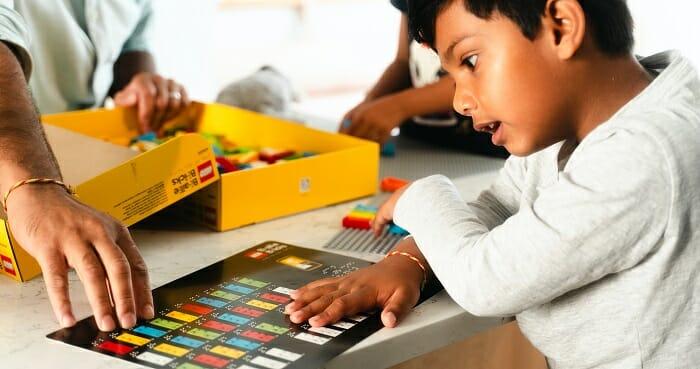 Niño ciego jugando con LEGO Braille