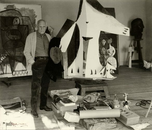 Pablo Picasso al lado de una obra de arte suya