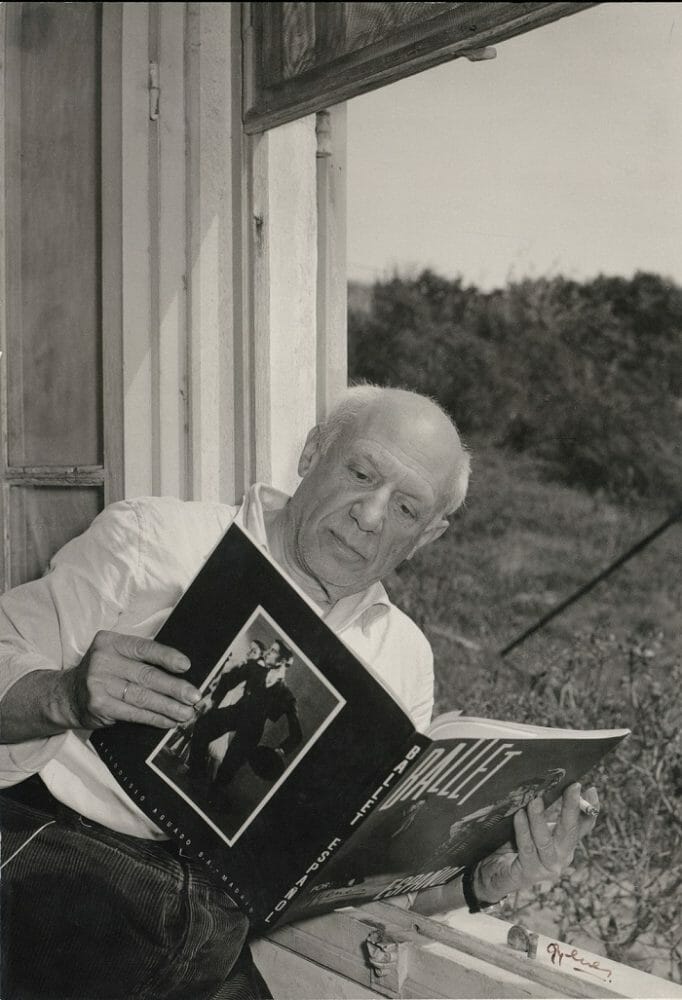 El artista Pablo Picasso leyendo un libro. Fotografía en blanco y negro