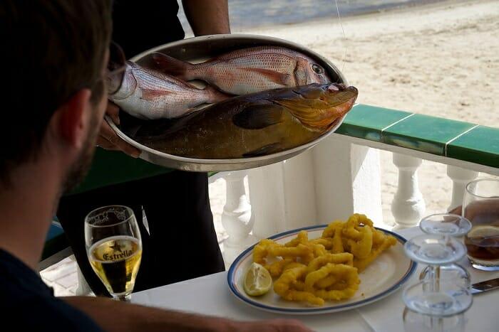 Tapa con calamares rebozados y otro plato de pescado de las Islas Baleares
