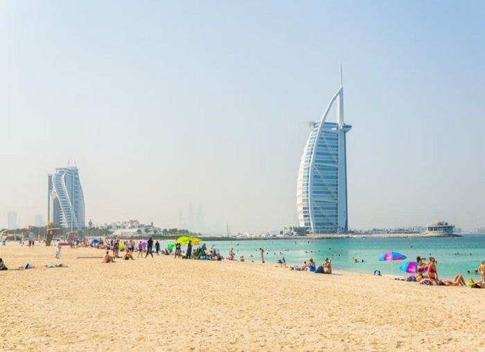 Vistas de una playa de Dubai