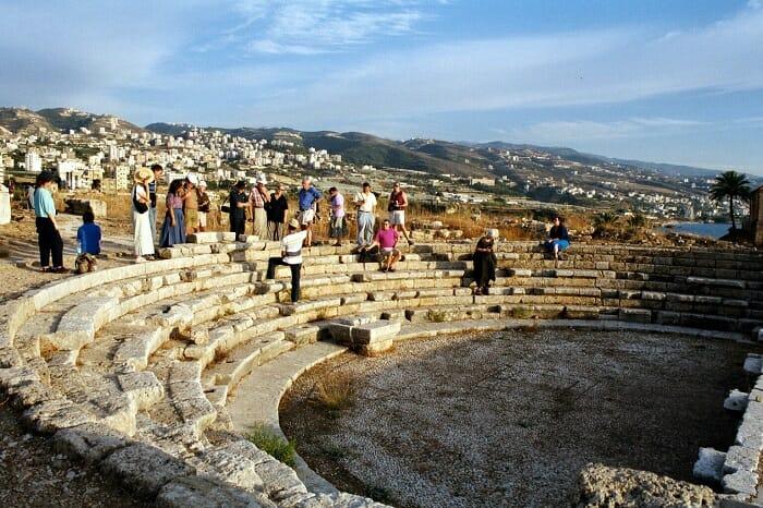 Lugar arqueológico con gente de Biblos