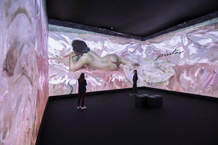 sala sensorial con pantalla enorme en exposición de Sorolla