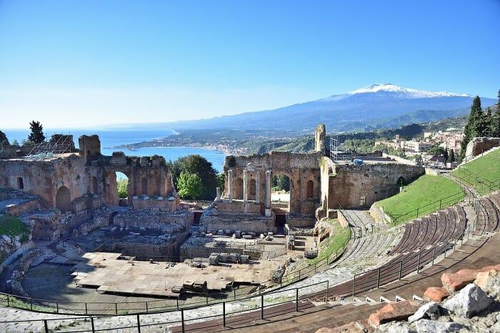 Vistas del teatro de Taormina en Italia con el mar al fondo