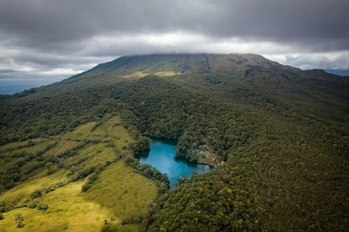 Vista aérea de un lago y vegetación en Costa Rica