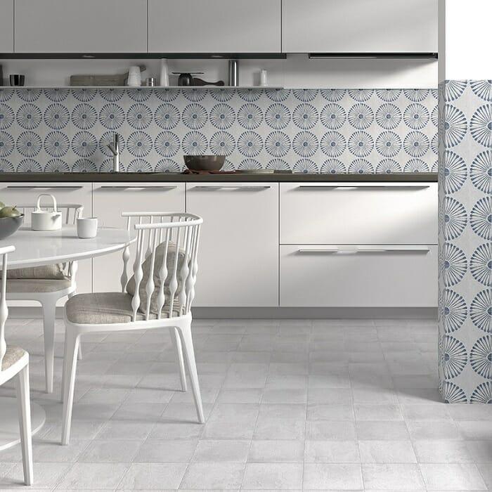 Cocina blanca con unos azulejos cuadrados con forma