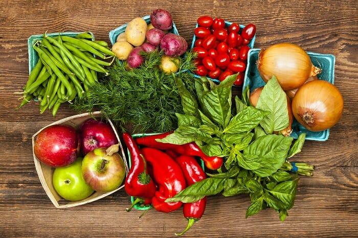 Mesa llena de distintas frutas y verduras