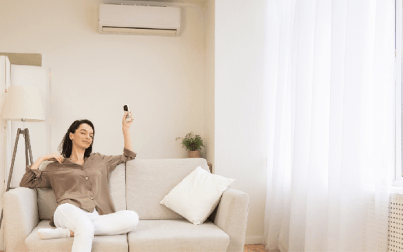 mujer con aire acondicionado mando a distancia