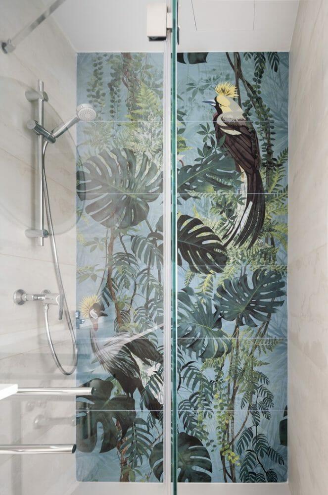 mampara de baño con pared con papel  diseño selva