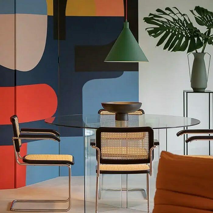 Mesa redonda de cristal con sillas de diseño en salón moderno