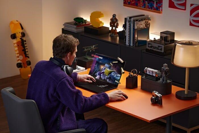 Chico joven en un escritorio con un portátil ASUS diseñado para el diseño
