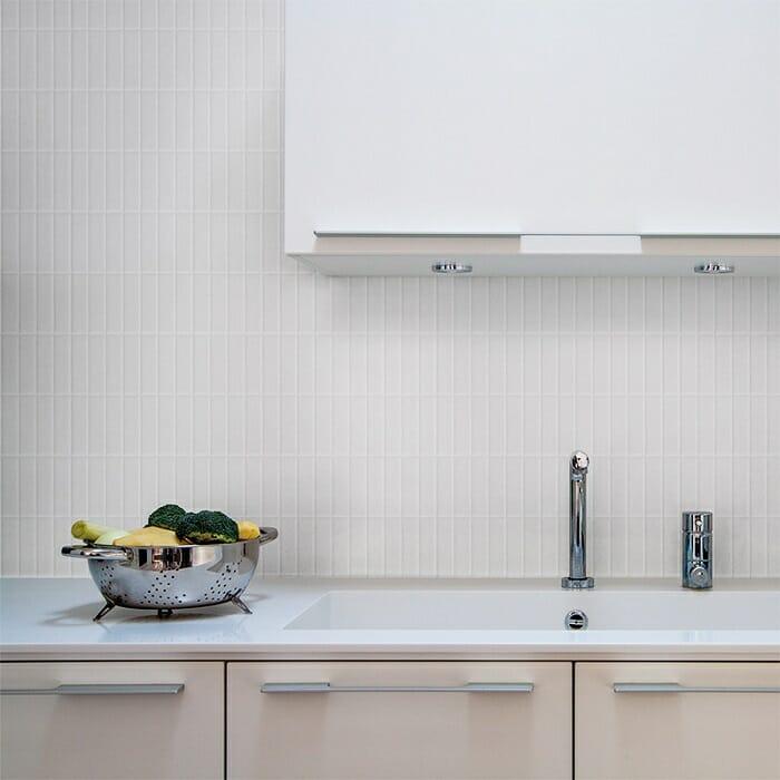 Azulejo blanco vertical en cocina blanca