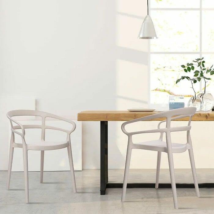 Dos sillas nórdicas con una mesa de madera y lámpara de techo blanca y moderna