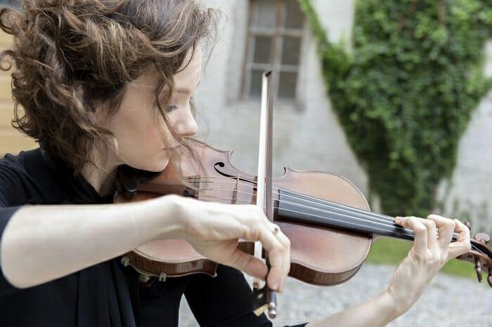 La violinista Hilary Hahn tocando su violín