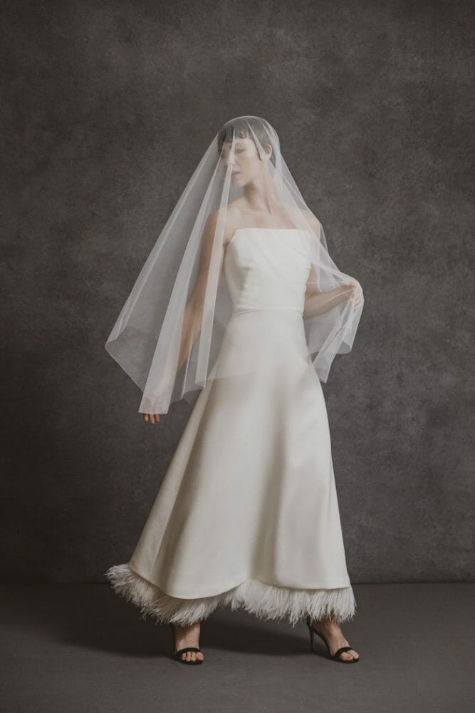 modelo con vestido de novia blanco con velo