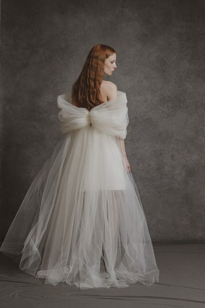 modelo con un vestido de novia blanco vaporoso