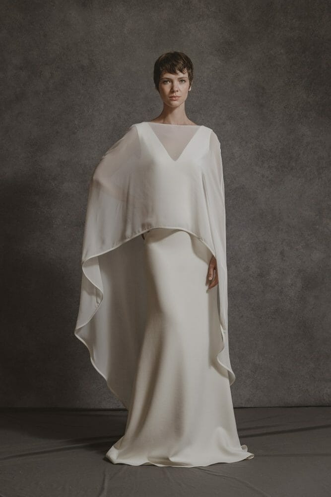 Modelo llevando un vestido de novia blanco largo