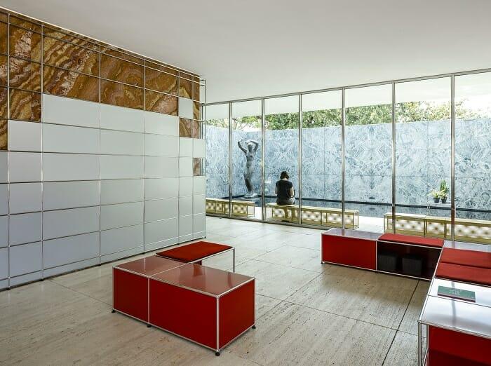 Espacio del Mies van der Rohe con mobiliario para el trabajo en un futuro