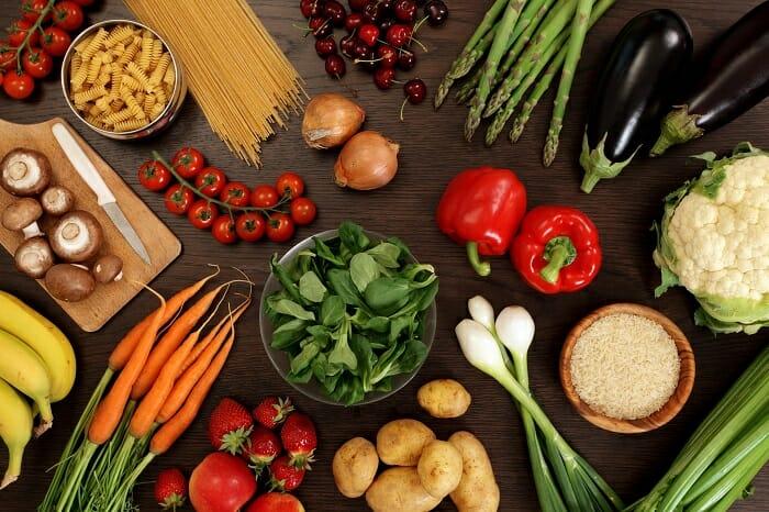 Productos saludables en la mesa como verduras y frutas