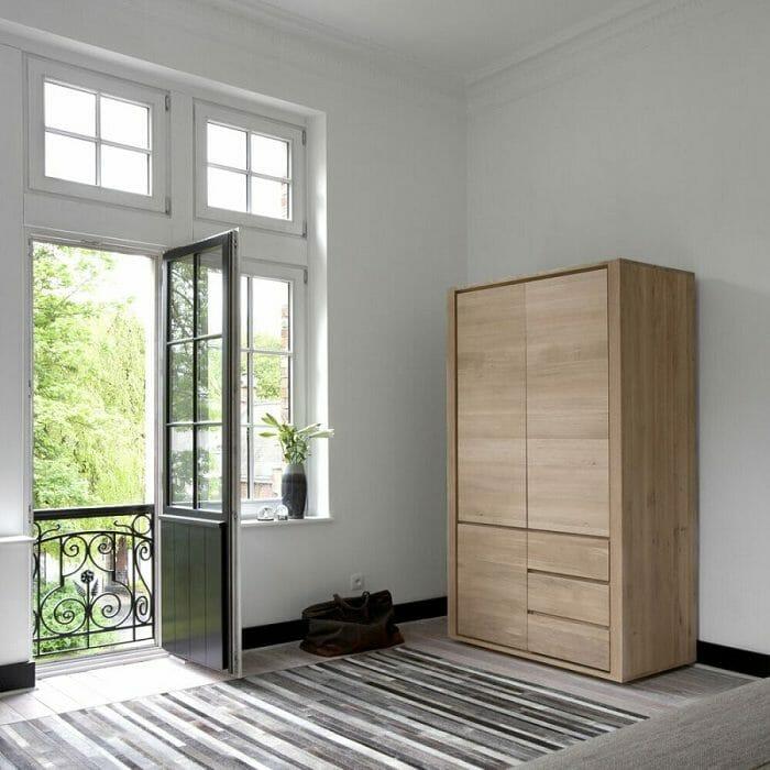 Dormitorio con armario de madera y alfombra 