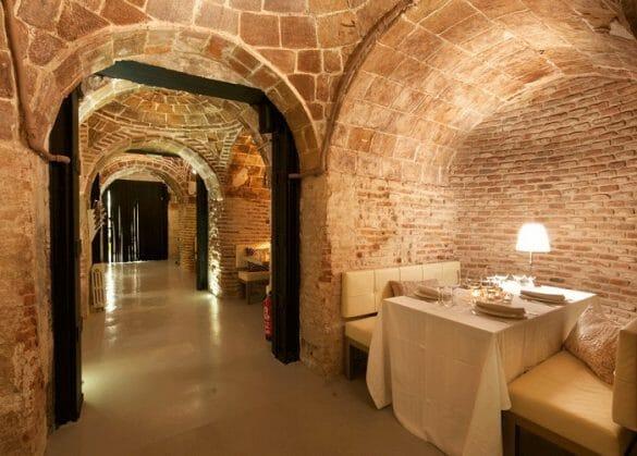 Interior del restaurante Bodega de los Secretos con cúpulas en subterráneo