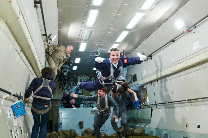 Grupo de astronautas dentro de un cohete haciendo un viaje al espacio