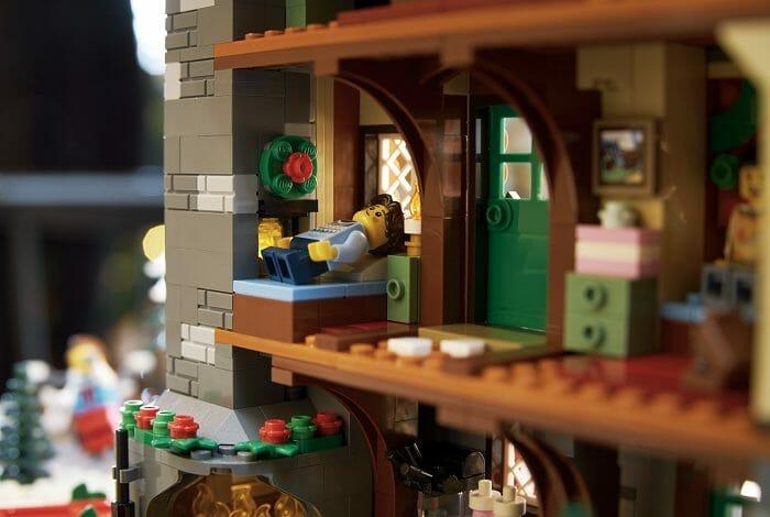 Detalle de la cabaña de invierno de LEGO