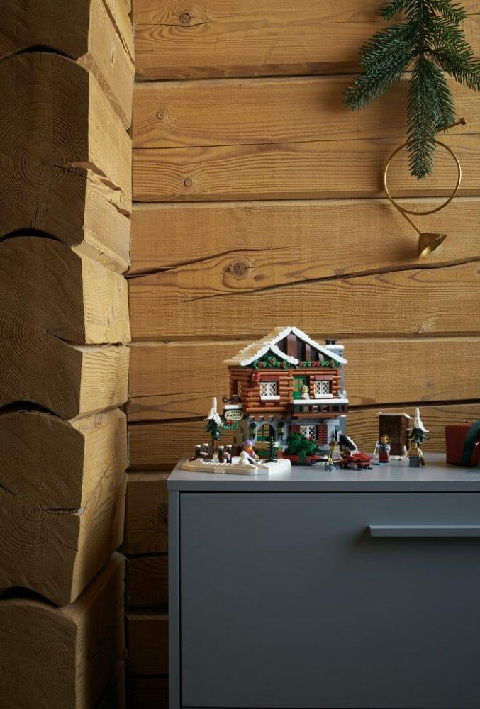 Cabaña de invierno de LEGO encima de una cómoda