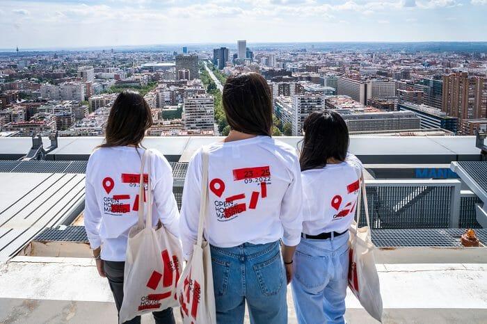 Grupo de chicas en la azotea de un edificio de Open House Madrid 2022 viendo las vistas de Madrid
